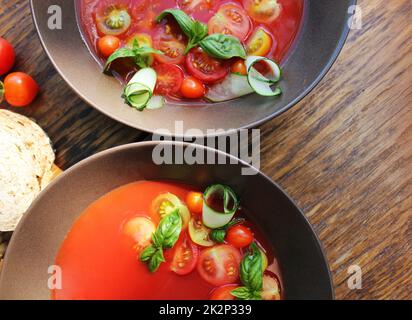Hausgemachte Gazpacho Tomatensuppe in braune Schale. Gesunde Ernährung-Konzept Stockfoto