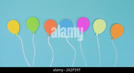 Bunte Ballons auf blauem Hintergrund, Geburtstagskarte für Kinder, frohe Festtage, Platz für Text Stockfoto