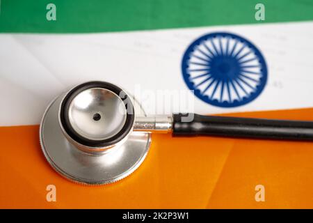 Schwarzes Stethoskop auf Hintergrund der indischen Flagge, Geschäfts- und Finanzierungskonzept. Stockfoto