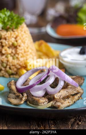 griechische Gyros mit Reis auf Holz Stockfoto