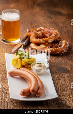 Nahaufnahme des Frankfurter Würstchen auf rustikalem Holz Stockfoto