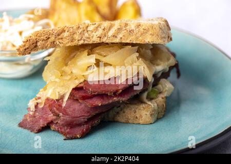 reuben Sandwich auf einem Teller mit Pommes frites Stockfoto