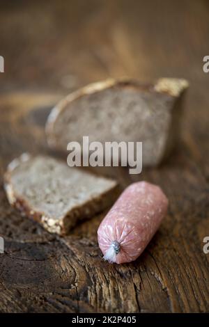 deutsche Hackfleischwurst auf Holz Stockfoto