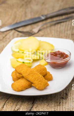 Fischstäbchen mit Kartoffelsalat Stockfoto