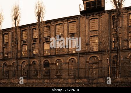 Alte industrielle verfallenes Gebäude in Sepia Farbe Stockfoto