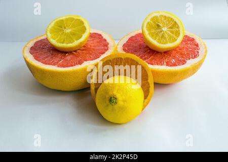 Zitrusfrüchte werden in zwei Hälften geschnitten Stockfoto