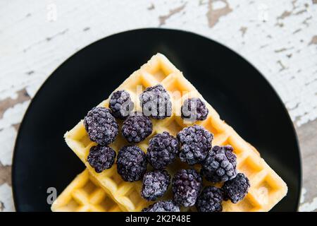 Belgische Waffeln mit Brombeeren Stockfoto