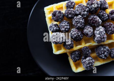 Belgische Waffeln mit Brombeeren Stockfoto