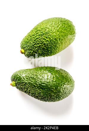 Zwei Avocados isoliert auf weißem Hintergrund Stockfoto