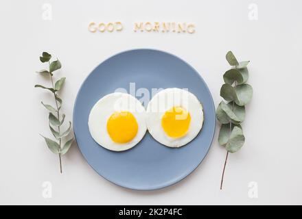 Zwei schöne Eier auf einer Platte Stockfoto