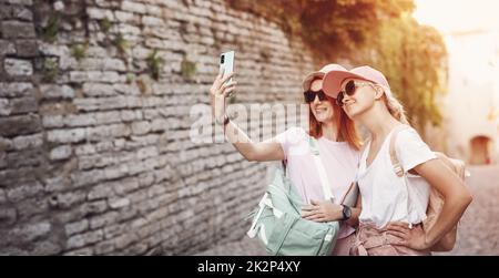 Zwei Frauen, die im alten Tallinn, Estland, ein Selfie machen Stockfoto