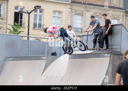 Ein BMX-Fahrer, der im Skatepark in Sydney, Australien, Tricks macht Stockfoto