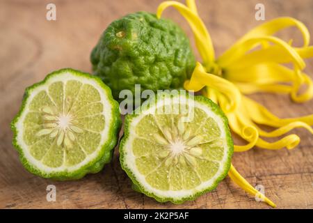 Frische Bergamotte Früchte mit in zwei Hälften geschnitten auf Holz Hintergrund. Stockfoto