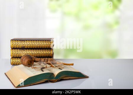 Nahaufnahme eines antiken Buches mit einer Tabakpfeife und einem Paar Gläser und einem Stapel von drei Büchern vor hellem Hintergrund. Der Lehrertag. Zurück in die Schule. Leerzeichen. Stockfoto