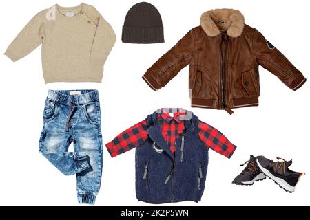 Collage Set mit Frühlingskleidung für kleine Jungen isoliert auf weißem Hintergrund. Eine trendige, stylische braune Lederjacke, Jeanshose oder -Hose, Turnschuh, Weste mit Hemd und Pullover oder Pullover und Kapuze für den Jungen. Sommermode für Kinder. Stockfoto