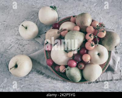 Obst auf dem Tisch in einem Keramikteller Stockfoto