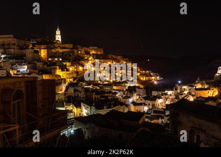 Nacht Landschaft der Sassi von Matera, bekannt für ihre alten Höhlenwohnungen bekannt. Basilikata. Italien Stockfoto