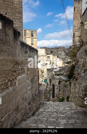 Typische gepflasterte Treppen in einer Seitenstraße, in der Sassi di Matera, einem historischen Viertel der Stadt Matera, liegt. Basilikata. Italien Stockfoto