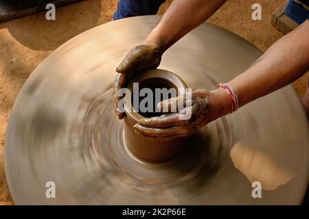 Indische Töpferhände bei der Arbeit, Shilpagram, Udaipur, Rajasthan, Indien Stockfoto