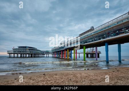 Der Strand am Scheveningen Pier Strandweg in Den Haag mit Riesenrad. Den Haag, Niederlande Stockfoto