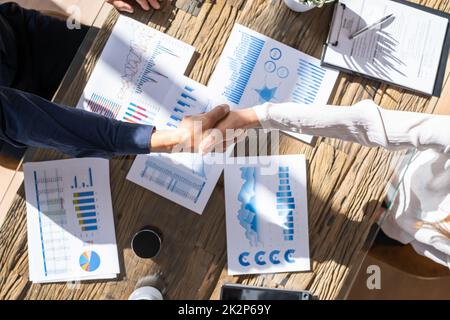 Finanzdiagramm Und -Diagramm. Analyst Schüttelt Euch Die Hände Stockfoto