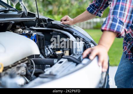 Haube öffnen Mechaniker motor System prüfen, Schäden Car Crash, und reparieren Sie sie. Stockfoto