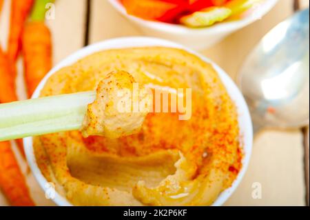 frischen Hummus-Dip mit rohen Möhren und Sellerie Stockfoto