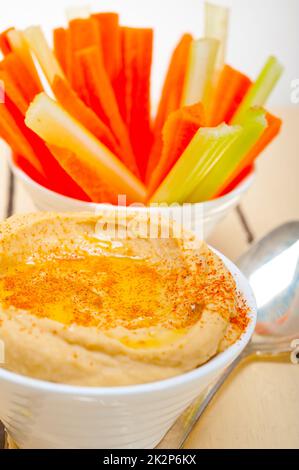 frischen Hummus-Dip mit rohen Möhren und Sellerie Stockfoto