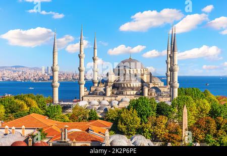 Dächer von Istanbul bei der Blauen Moschee oder Sultan Ahmet Moschee, Bosporus, Türkei Stockfoto