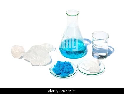 Anorganische Chemie auf weißem Labortisch. Kupfer(II)-Sulfat, Alumkristall und Alkohol. Chemische Zutat für Kosmetik- und Toilettenartikel. Stockfoto