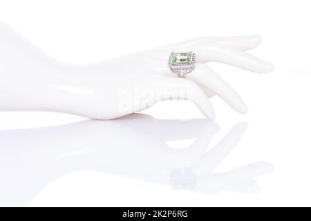 Aquamarin mit Diamantring auf Kunststoff-Schaufensterpuppe weibliche Hand. Kollektion von natürlichen Edelsteinen Accessoires. Studioaufnahme Stockfoto