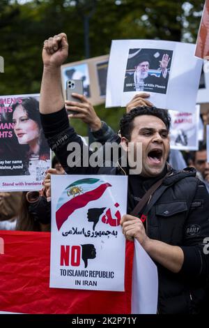 2022-09-23 14:22:03 DEN HAAG - aus Protest gegen die strengen Gesetze im Iran und als Ausdruck der Unterstützung für das iranische Volk, wird eine Aktion vor dem Repräsentantenhaus ergriffen. Der Grund dafür ist der Tod des kurdisch-iranischen Mahsa Amini. Die Frau starb, nachdem sie von der Vizekommando verhaftet wurde, weil sie gemäß der Kleiderordnung kein Kopftuch trug. ANP LEX VAN LIESHOUT niederlande Out - belgien Out Stockfoto