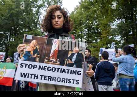 2022-09-23 14:16:23 DEN HAAG - aus Protest gegen die strengen Gesetze im Iran und als Ausdruck der Unterstützung für das iranische Volk, wird eine Aktion vor dem Repräsentantenhaus ergriffen. Der Grund dafür ist der Tod des kurdisch-iranischen Mahsa Amini. Die Frau starb, nachdem sie von der Vizekommando verhaftet wurde, weil sie gemäß der Kleiderordnung kein Kopftuch trug. ANP LEX VAN LIESHOUT niederlande Out - belgien Out Stockfoto