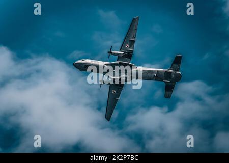 Die CASA C-295M am Himmel, polnische Luftwaffe während des polnischen Flugtags. Krakau, Polen. Stockfoto