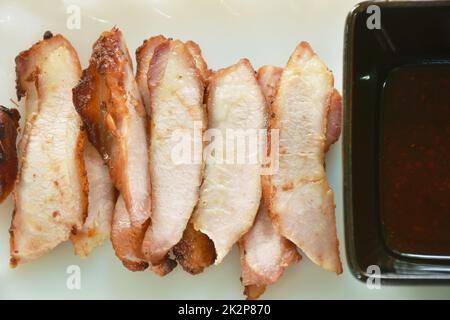 Gegrillter Schweinehals Scheibe auf Teller Dipping würzige Sauce Stockfoto