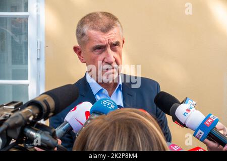 ANO-Vorsitzender Andrej Babis stimmt bei den Kommunalwahlen am 23. September 2022 in Pruhonice ab. Auf dem Foto spricht Babis mit Journalisten vor dem Hotel Stockfoto