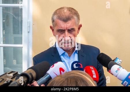 ANO-Vorsitzender Andrej Babis stimmt bei den Kommunalwahlen am 23. September 2022 in Pruhonice ab. Auf dem Foto spricht Babis mit Journalisten vor dem Hotel Stockfoto