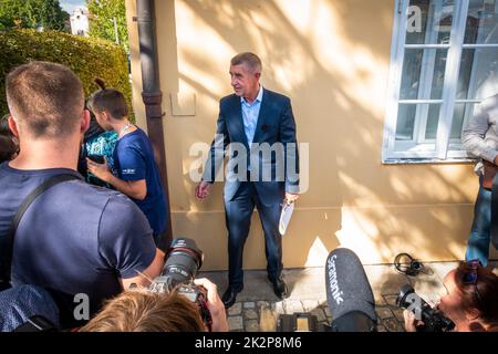 ANO-Vorsitzender Andrej Babis stimmt bei den Kommunalwahlen am 23. September 2022 in Pruhonice ab. Auf dem Foto posiert Babis vor den Schülern vor dem Pol Stockfoto