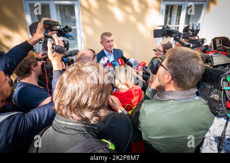 ANO-Vorsitzender Andrej Babis stimmt bei den Kommunalwahlen am 23. September 2022 in Pruhonice ab. Auf dem Foto spricht Babis mit Journalisten vor dem Hotel Stockfoto