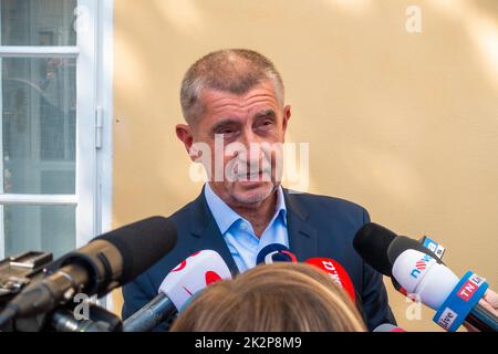 ANO-Vorsitzender Andrej Babis stimmt bei den Kommunalwahlen am 23. September 2022 in Pruhonice ab. Auf dem Foto spricht Babis mit Journalisten vor dem Hotel Stockfoto