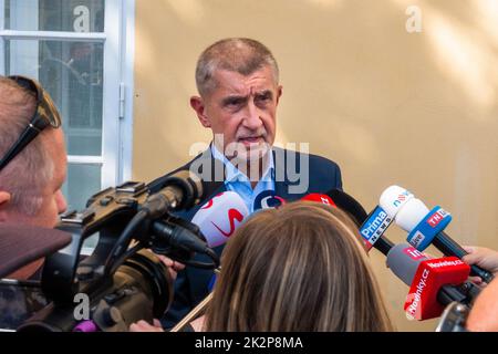 ANO-Vorsitzender Andrej Babis stimmt bei den Kommunalwahlen am 23. September 2022 in Pruhonice ab. Auf dem Foto spricht Babis mit Journalisten vor dem Hotel Stockfoto