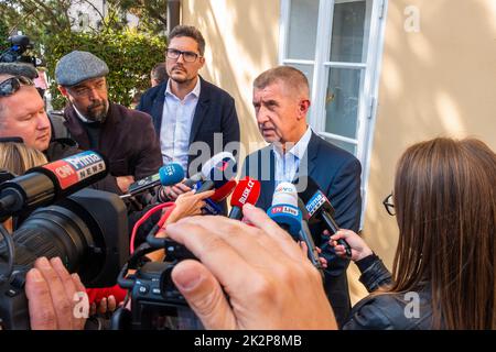 ANO-Vorsitzender Andrej Babis stimmt bei den Kommunalwahlen am 23. September 2022 in Pruhonice ab. Auf dem Foto spricht Babis mit Journalisten vor dem Hotel Stockfoto