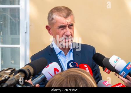 ANO-Vorsitzender Andrej Babis stimmt bei den Kommunalwahlen am 23. September 2022 in Pruhonice ab. Auf dem Foto spricht Babis mit Journalisten vor dem Hotel Stockfoto