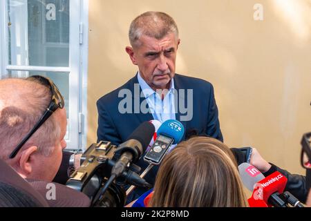 ANO-Vorsitzender Andrej Babis stimmt bei den Kommunalwahlen am 23. September 2022 in Pruhonice ab. Auf dem Foto spricht Babis mit Journalisten vor dem Hotel Stockfoto