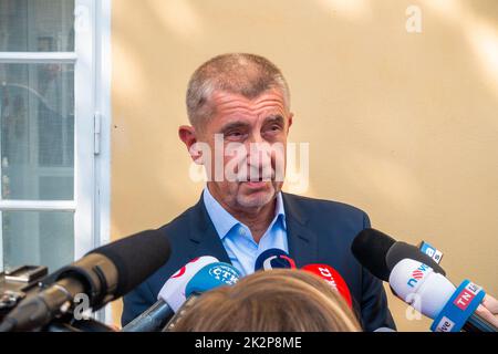 ANO-Vorsitzender Andrej Babis stimmt bei den Kommunalwahlen am 23. September 2022 in Pruhonice ab. Auf dem Foto spricht Babis mit Journalisten vor dem Hotel Stockfoto