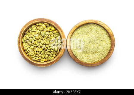 Gemahlener grüner Kaffee und Kaffeebohnen in der Schüssel. Nicht gerösteter Kaffee, isoliert auf weißem Hintergrund. Stockfoto
