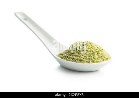 Gemahlener grüner Kaffee im Löffel. Nicht gerösteter Kaffee, isoliert auf weißem Hintergrund. Stockfoto