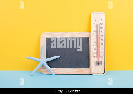 Leere Tafel mit Thermometer und Anker, Hintergrund im Urlaub, Sommerurlaub, heißes Wetter, Umweltproblem Stockfoto
