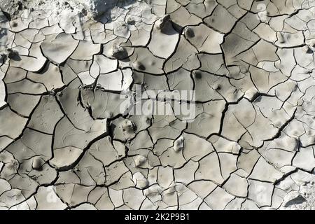 Ein ausgetrockneter, gebrochener Grund auf einem See Stockfoto