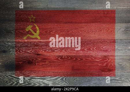 UdSSR-Flagge auf rustikaler alter Holzoberfläche rot gelber Hammer Sichel CCP Stockfoto